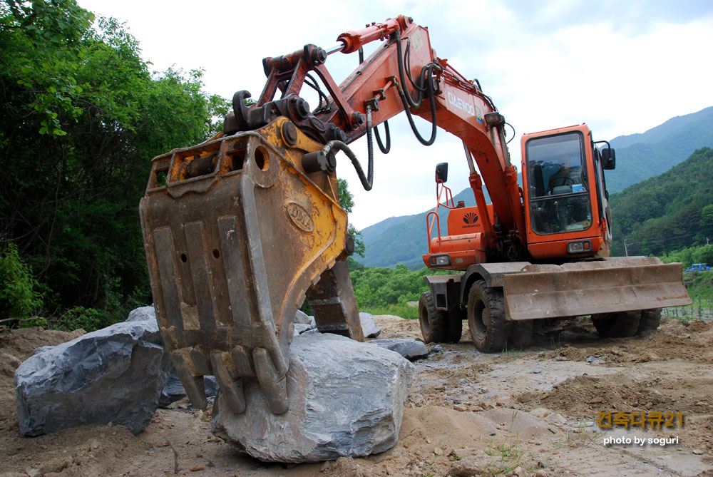 단양 석축공사 현장의 굴삭기와 집게 