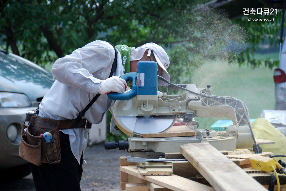 성주 조립식주택 리모델링 현장의 슬라이딩각도절단기 재단 중인 차목수님