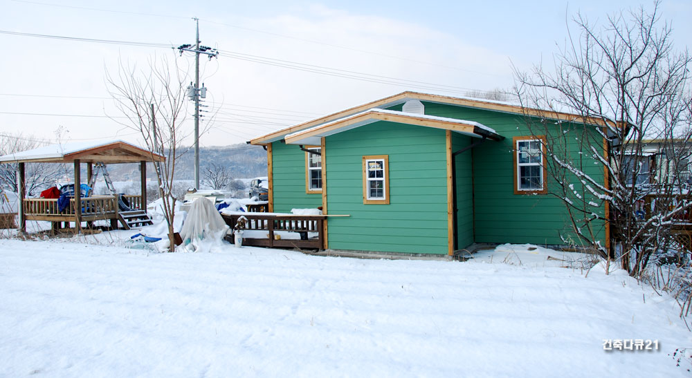 성주 전원주택 숲속의 하우스  사각정자와 본채 우측면 전경 -