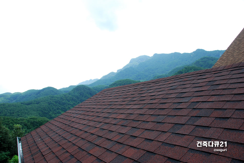 흑적색 이중그림자 슁글지붕과 단양의 명산 금수산 전경 