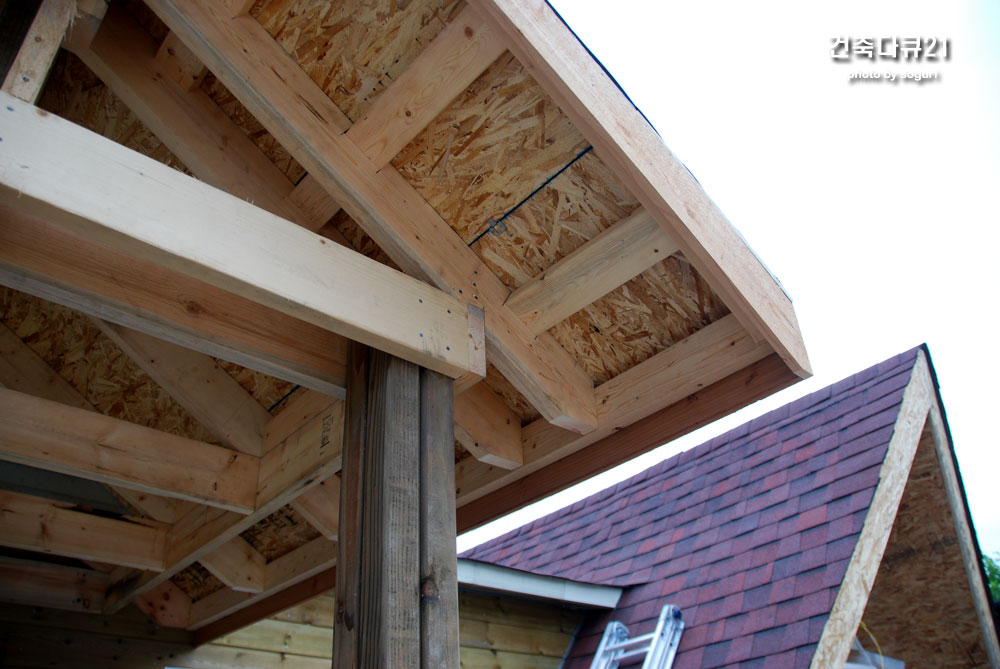 성주 조립식주택 리모델링 현관 박공지붕 골조와 삼각형모듈 지붕 슁글  -