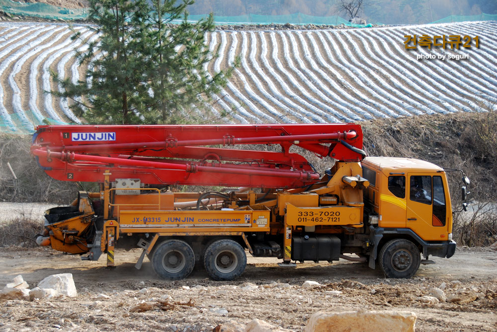 평창 기초콘크리트 레미콘타설 현장의 콘크리트펌프카 