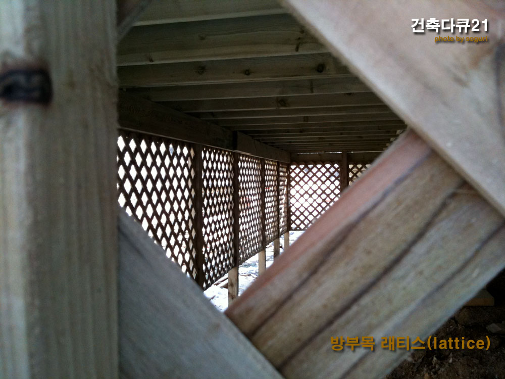 단양 전원주택 방부목데크 하단부 래티스(lattice) 가림판 시공 