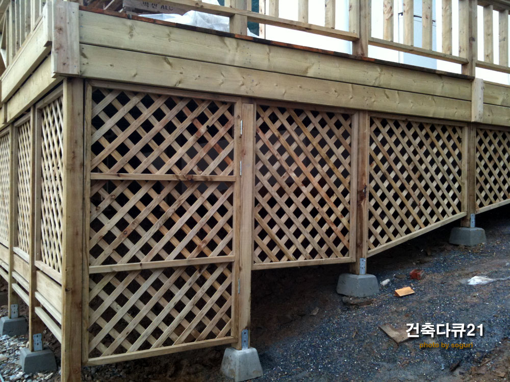 단양 전원주택 방부목데크 하단부 창고 래티스 문(門) 