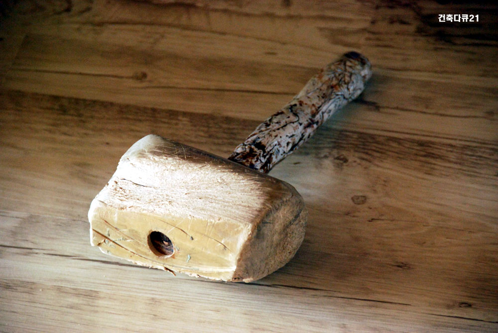 강화마루 시공 전문가 유기사님의 보물1호 나무망치^^ - 