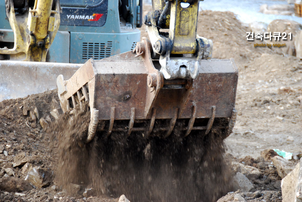 전원주택 텃밭 굴삭기 채바가지로 돌맹이 고르기  