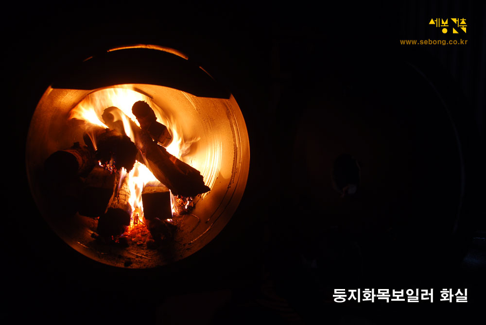 둥지화목보일러 화실의 장작불꽃