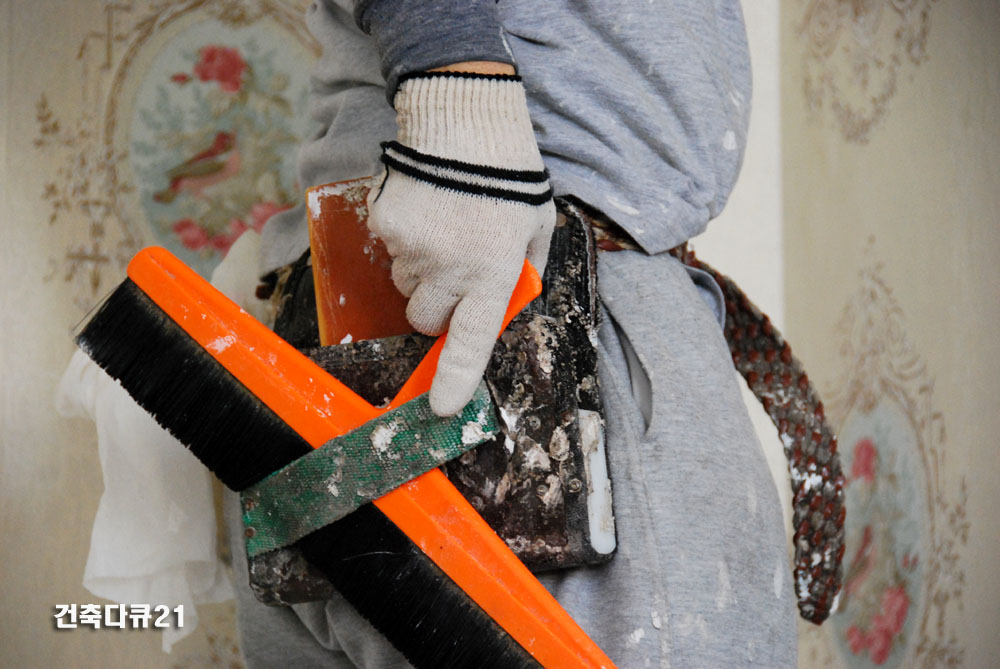 서문종합장식 강신주 도배사의 권총뽑기