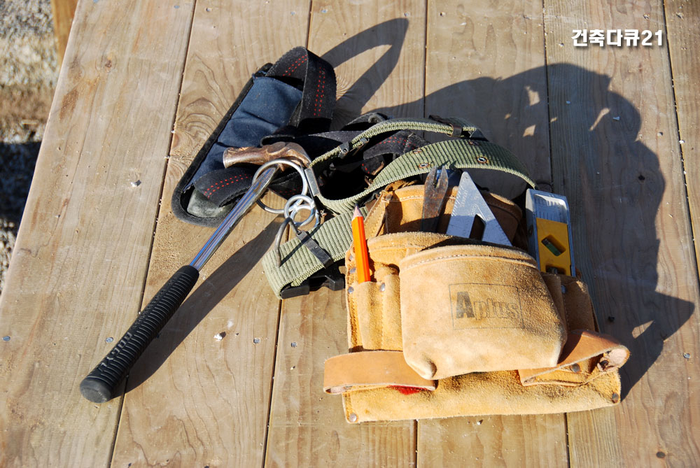 성주 전원주택 정자 마루에서 쉬고있는 나의 공구벨트^^ 