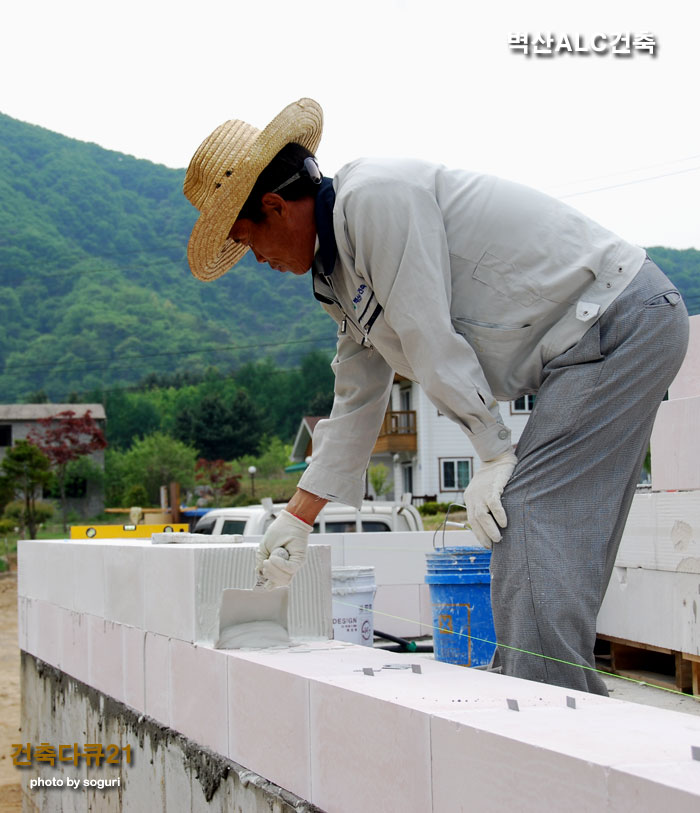 홍천 ALC주택 외벽 조적 중인 정모 조적 마스터
