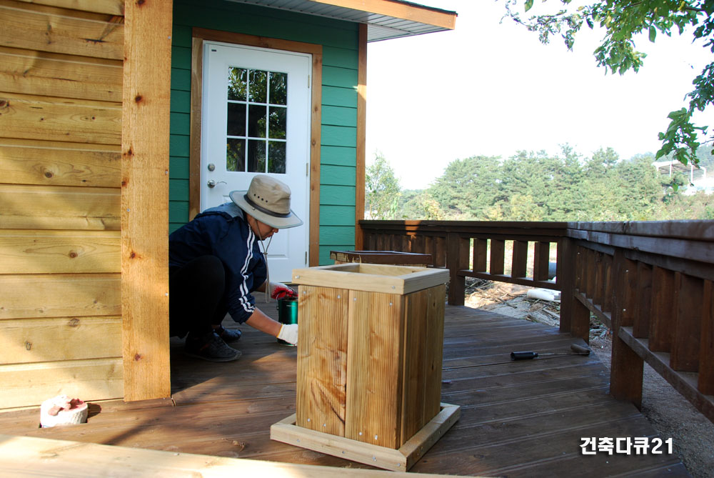 경북 성주 숲속의 하우스 자투리방부목으로 화분제작 중인 박목수(朴木手) 