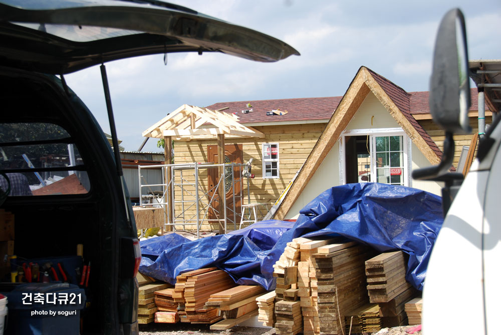 성주 조립식주택 리모델링 현장의 공구차량과 건축자재 