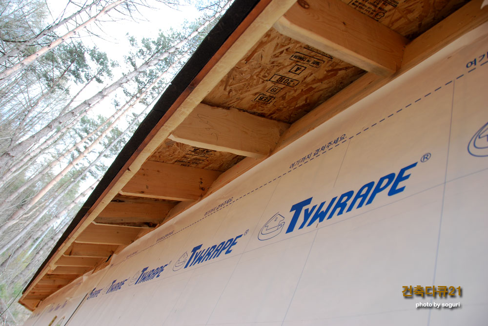 목조주택시공 현장의 지붕처마 서까래와 투습방수지